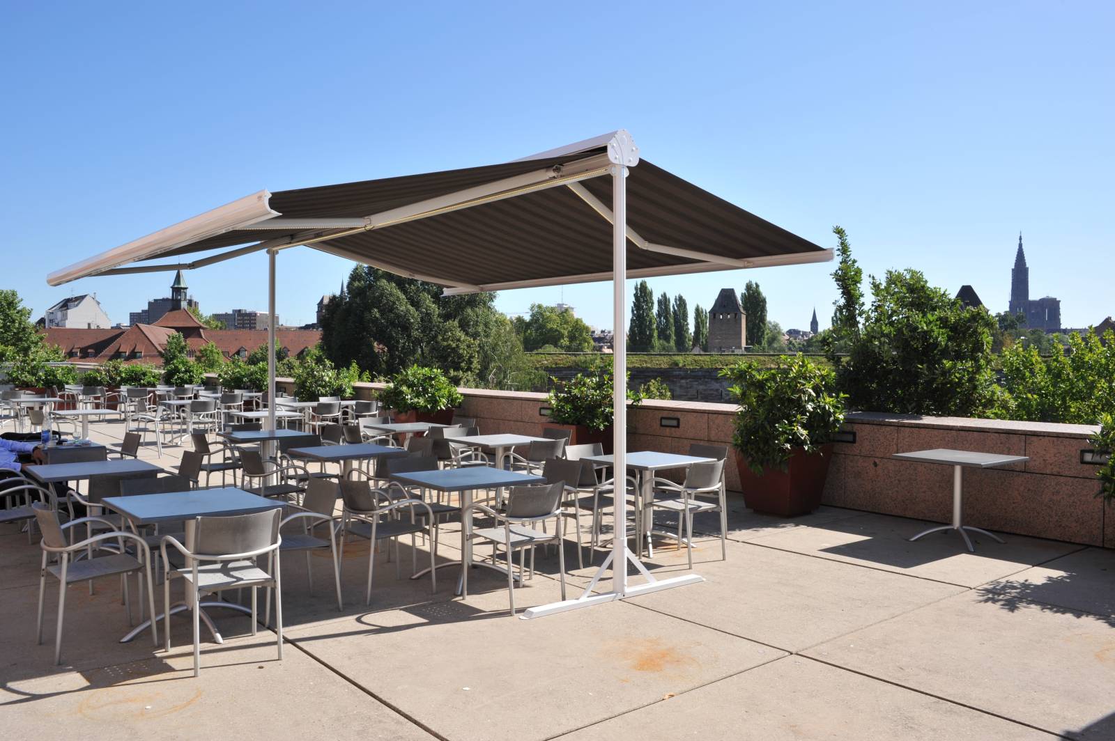 Vente et installation de store double pentes sur mesure à Mouans Sartoux dans le 06