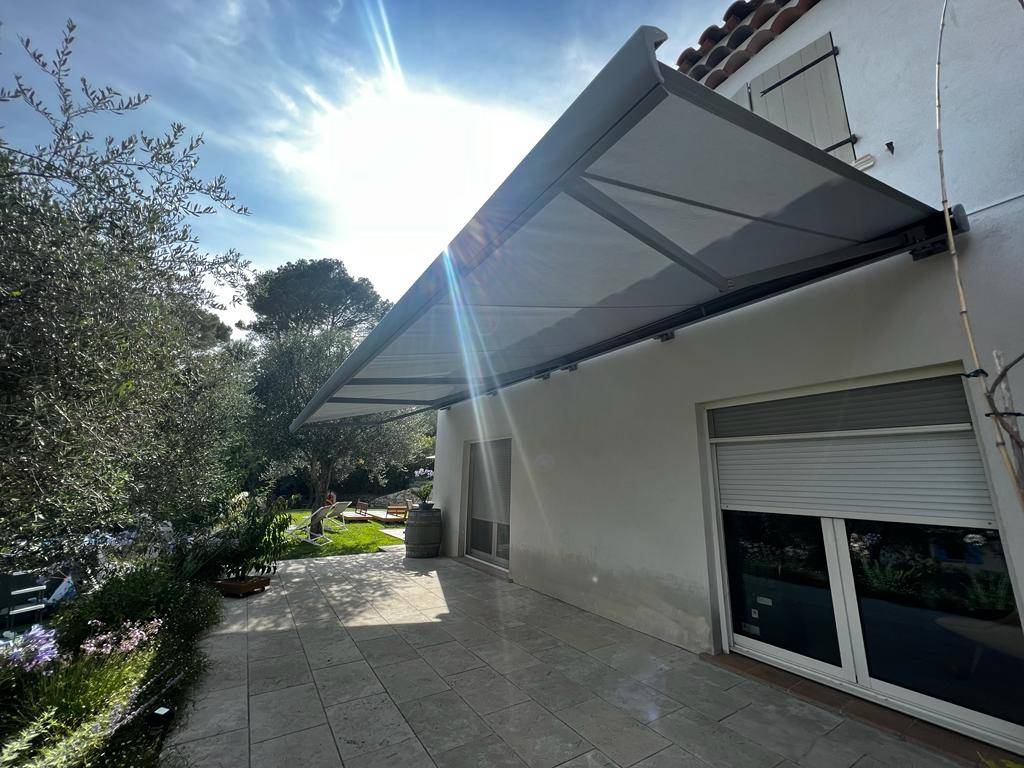 Installation d'un store sur mesure a cannes 