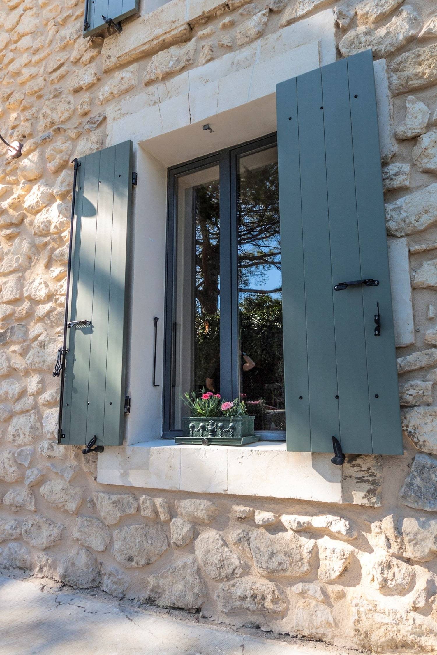 Installation de volets battants à lames orientables à Peymeinade