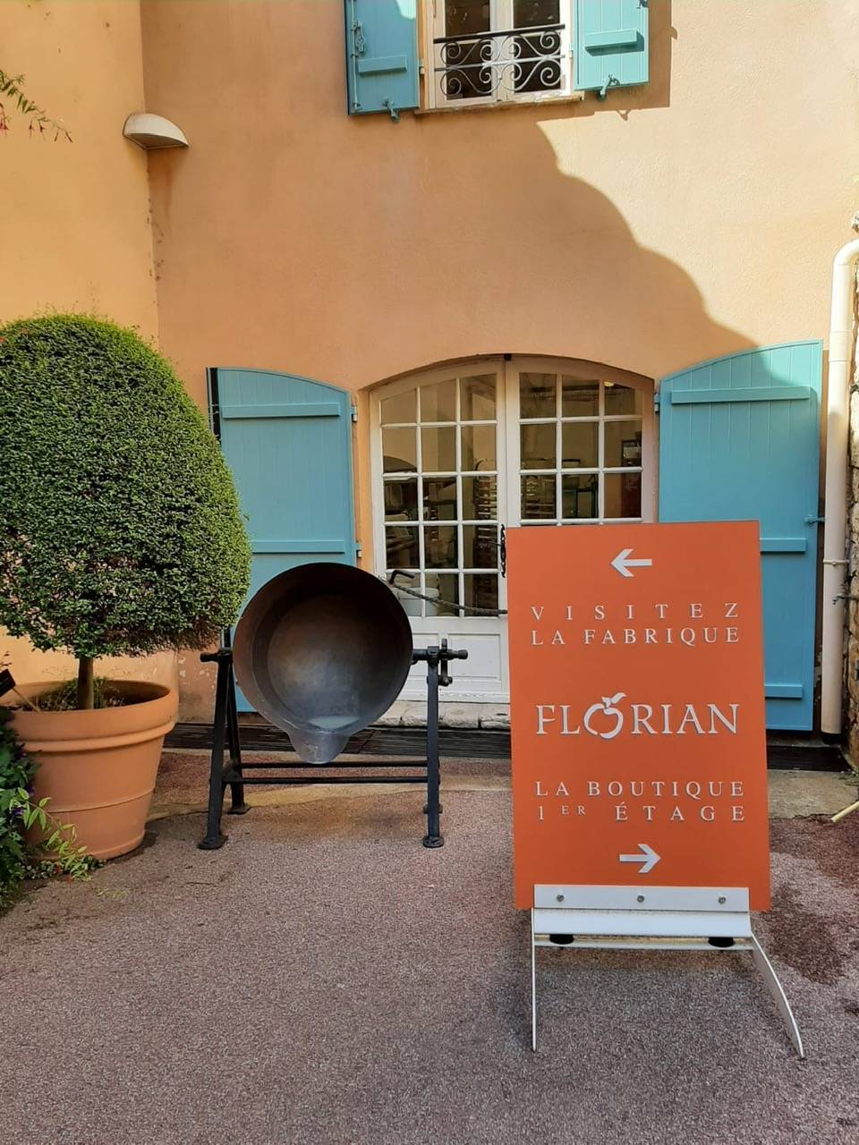 Installation de volet sur mesure à la confiserie Florian 