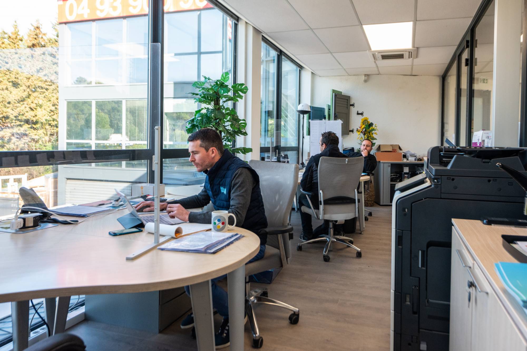 Equipe de chargés de projet professionnelle pour étudier les travaux à mouans sartoux