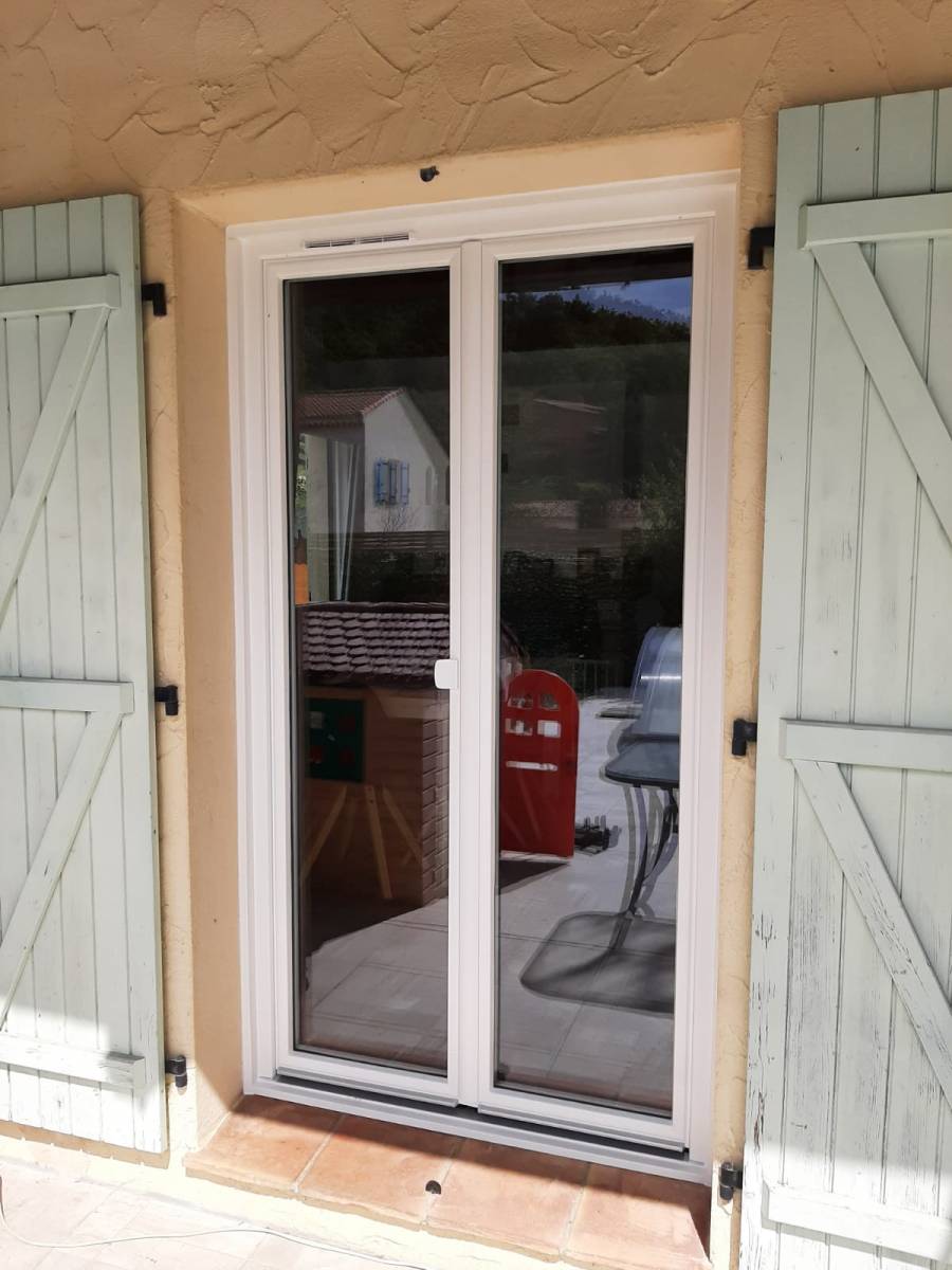 porte fenêtre en pvc blanc à Mougins dans les alpes maritimes