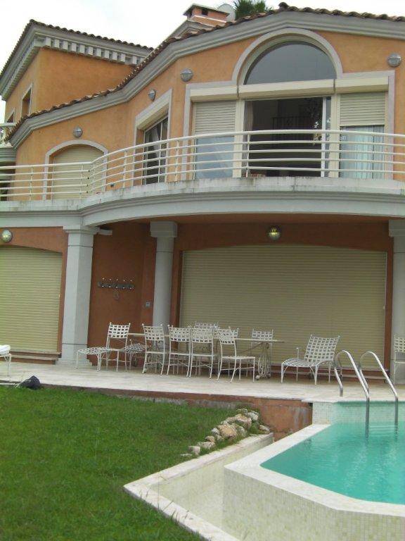 À La Roquette-sur-Siagne, améliorez votre confort avec les volets roulants sur mesure ITALU