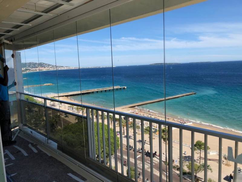 Vente d'un rideaux de verre sur une terrasse à Cannes