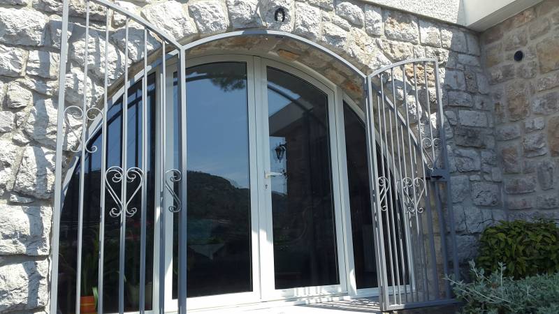 Installation de fenêtres sur mesure à Cannes : performance thermique et design haut de gamme