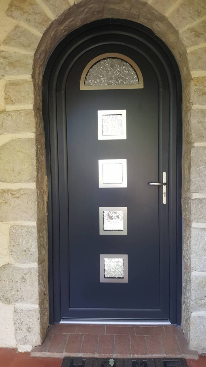 Vente et installation de porte d'entrée personnalisable dans le 06