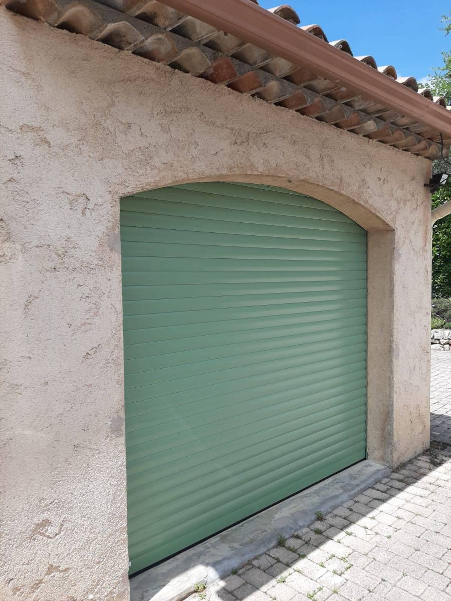 Installation d'une porte de garage sectionnelle sur mesure sur nice et le 06