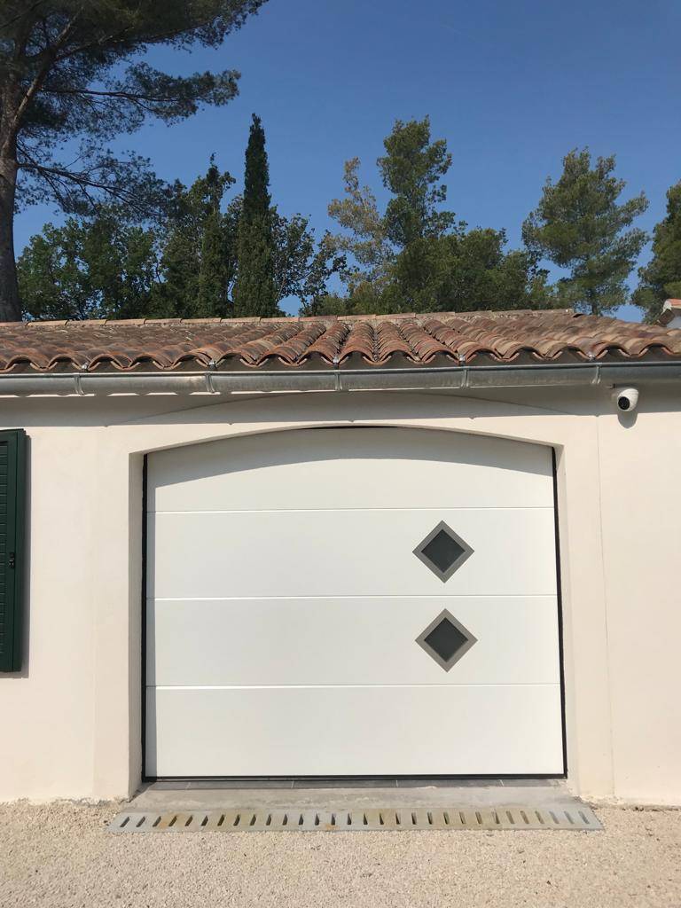 Installation d'une porte de garage sectionnelle sur mesure à Cannes