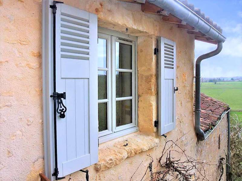 Menuiserie pour vente et installation de volets battants dans une maison  sur la cote d’azur