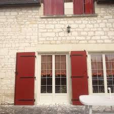 Installation de volets battants sur mesure en aluminium pour une maison à cannes