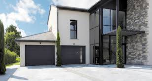 Installation d'une porte de garage sectionnelle sur mesure à Saint Raphael