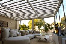 Pergola sur mesure grandes dimensions avec lames isolées de Cannes à Menton 06 MOUGINS DANS LES ALPES MARITIMES 06 PERGOLA RIVIERA